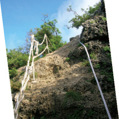 想登上壽山地區展望最佳的景點-少女峰，得有充足體力才行，必須拉繩攀上鋒利的怪石峋嶙，才能欣賞到開闊美景，享受汗水淋漓後海風吹撫的暢快/部落客阿欽攝