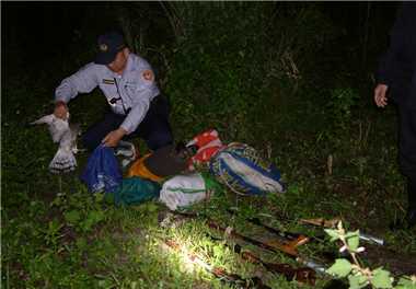 2004年墾丁國家公園警察隊在深夜突襲灰面鵟鷹的違法捕捉，遺憾的是盜獵者已逃跑了。右圖為當日所捕獲的68隻灰面鵟鷹屍體。