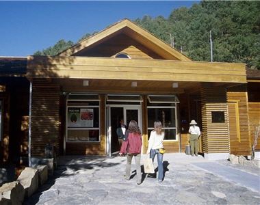 登山入園的申請、山莊床位的限制都須經由管制監測,才能藉由少眾式的生態旅遊去維護園區自然環境的平衡及生物多樣性。圖為排雲山莊登山服務中心/玉管處提供,蔡文科攝