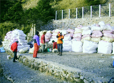 幅員遼闊的國家公園，光是清運山中陳年垃圾都是大工程，這都需仰賴志工的協助。/ 玉管處提供。