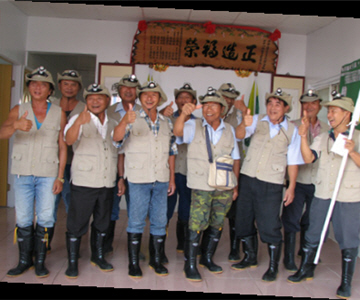 後期社頂部落巡守隊成立之時的合照。其前後期的笑容與神情轉變，對不斷努力進行溝通的謝桂禎來說極具意義/謝桂禎提供