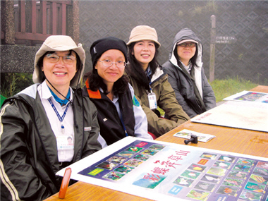 2008年蕭秀梅支援陽管處蝴蝶季活動(前)，與夥伴們開心合影。/蕭秀梅提供
