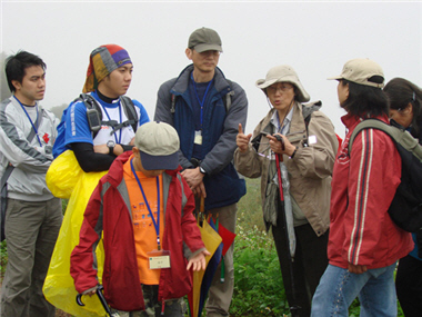 2009年蕭秀梅支援陽管處尋幽炭古訪大屯活動，圖中的她正忙著進行解說工作。/蕭秀梅提供