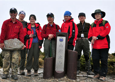 王光祖(左一搬石頭者)與太管處同仁在南湖北山合影。/王光祖提供