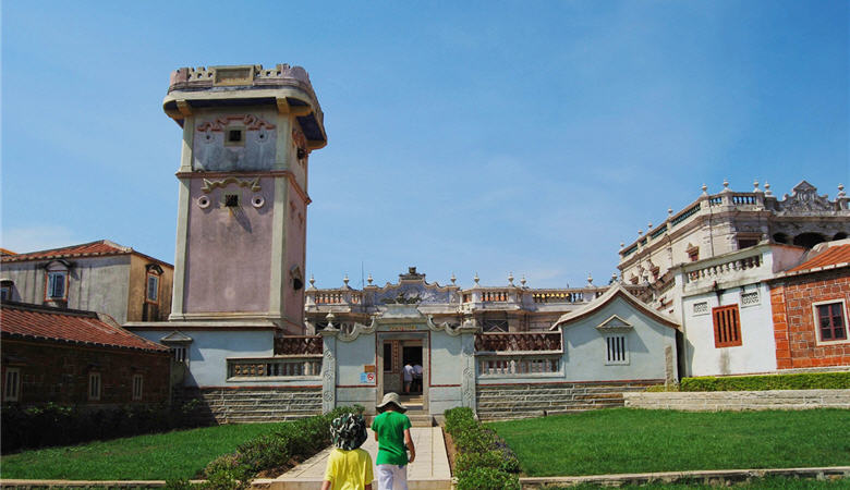 金門國家公園除自然景觀外，還蘊藏豐富的人文歷史資源，志工專業的導覽更能讓遊客深入了解金門之美。/賴宛靖攝