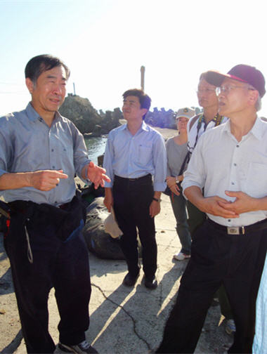 王教授長年為台灣環境保育努力。圖為2009年王教授赴高雄壽山現場勘查。/營建署提供。