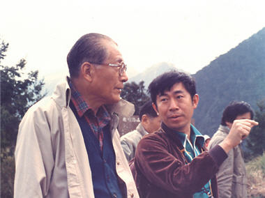 當年，王教授為新中橫公路開發案，在高齡70的費驊先生帶領下，到八通關草原勘查。/營建署提供