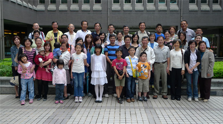 2010年6月7日王教授在榮退研討會上與學生合影。/王教授提供