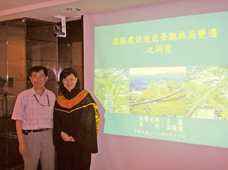 王教授與研究生合影留念。/王教授提供