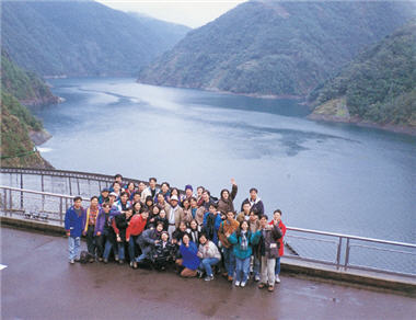 1997年張教授帶領修習「環境資源保育與經理」課程的學生前往德基水庫實習。 /張教授提供