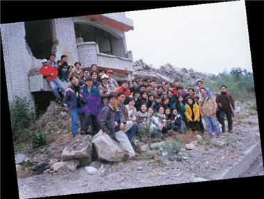 1996年賀伯颱風過後，張長義教授帶領修習「環境資源保育與經理」課程的學生前往南投勘查土石流時合影。/張教授提供