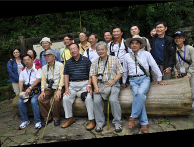 2010年到對岸參加第十五屆海峽兩岸自然保護區業務交流研討會時，考察天目山自然保護區也是研討會的行程之一，張教授與眾人在天目山自然保護區裡的五世同堂景點前合影留念。/張教授提供