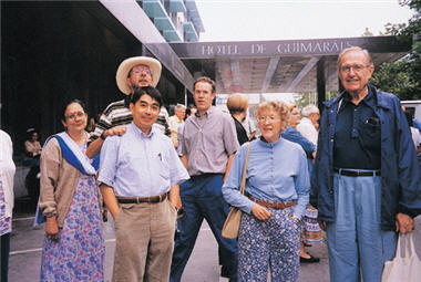 到過世界許多國家參加相關學術會議的張教授，圖為1998年於葡萄牙的酒店前與其他學者合影。/張教授提供