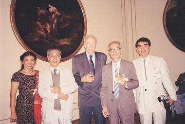 1986年張教授到巴塞隆納參加國際地理學會研討會，與會長及中國代表合影。/張教授提供