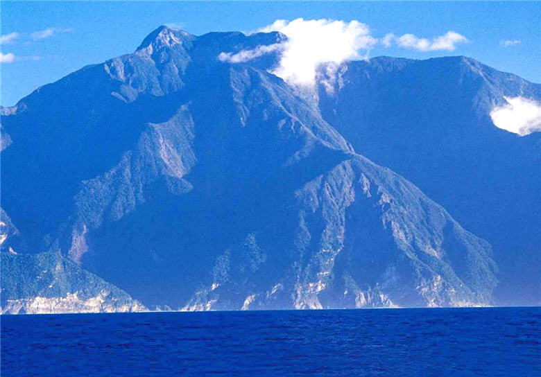 從太平洋上看清水斷崖，自古以來，相信包括古里馬在內，有許多人都曾被這個景色所震懾。