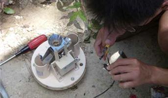 設備經費有限，故定時做儀器設備的檢修維護，是重 要的執行項目之一。圖為研究人員進行雨量筒的清潔 維護