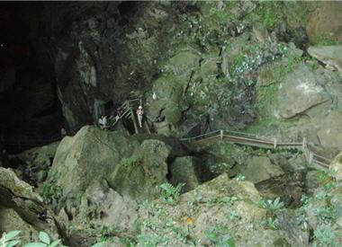 清水洞:是東南亞最長的穴洞河流,入口處鐘乳石覆蓋著青苔,並可見百萬年前形成之地底河流。