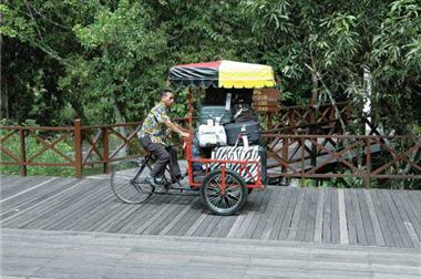 姆魯國家公園落實「在地就業」,工作人員都是在地的原住民。圖為幫忙遊客載運行李的三輪車