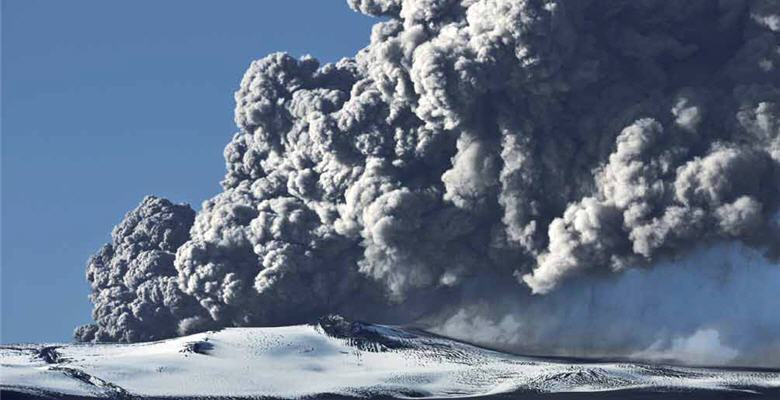 2010年冰島火山噴發，大量火山灰瀰漫天際，造成重大影響/ 冰島攝影師Jon Helgasong 提供