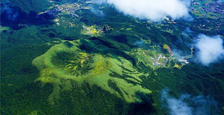 大屯火山群是鄰近都會區的火山群/ 齊柏林攝