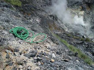 將溫度感應器埋入火山地表，以記錄溫度變化 / 江協堂博士提供
