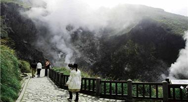 大屯山的火山景觀，吸引國內外遊客駐足欣賞／賴宛靖攝