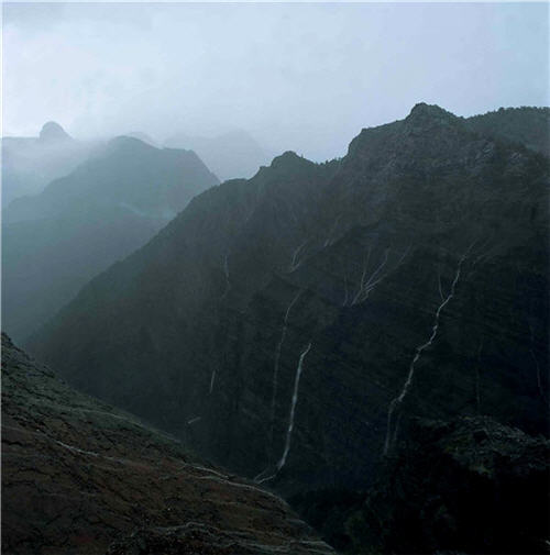 在安世中的鏡頭下，山形宏偉的聖稜線也能有不同的韻致。