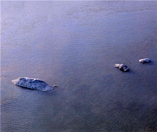 涓流的水面，有著與磅礡大海不同的自在生命力。其作品取名為「自在」。