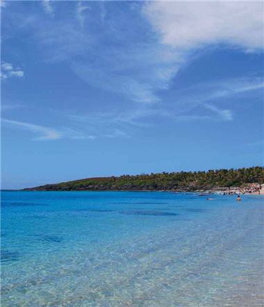 在白砂海灘欣賞湛藍的天空和清澈的海水，行囊彷彿也 裝滿了太陽的熱情。/ 感謝部落客Via 提供，Via's 旅行 札記http://viablog.okmall.tw