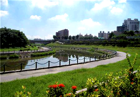 在後勁溪自行車道上漫遊，讓人暫時逃離繁忙的大都市。/ 海洋國家公園管理處提供