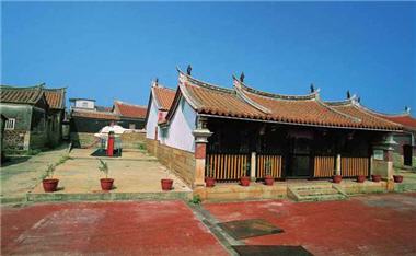 金管處規劃的自行車道充滿古意。圖為瓊林蔡氏宗祠。/ 金門國家公園管理處提供