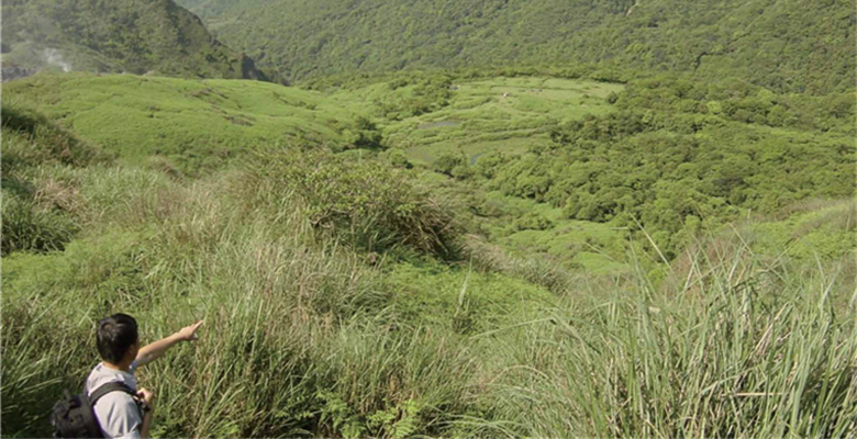 People in early days had to, with impressive judgment and courage, build one after another road or path which turned into valuable historic trails today. The picture shows the view at the Gate toward the path of Fishermen's Trail./ Provided by Yi-chang Liu