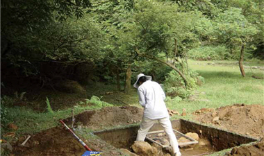 A responsible archeology researcher must dig through whatever is in sight at the site by themselves. In the picture researchers were conducting an archeological survey at Shouhuang Camp./ Provided by Yichang Liu
