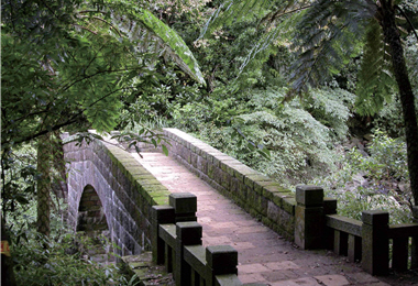 Historic trails should be restored not only as paths for people to visit and walk upon, but as a venue for more interactions between humans and the past.In the picture is the Syuyan Bridge./ Provided by YMSNP Headquarters