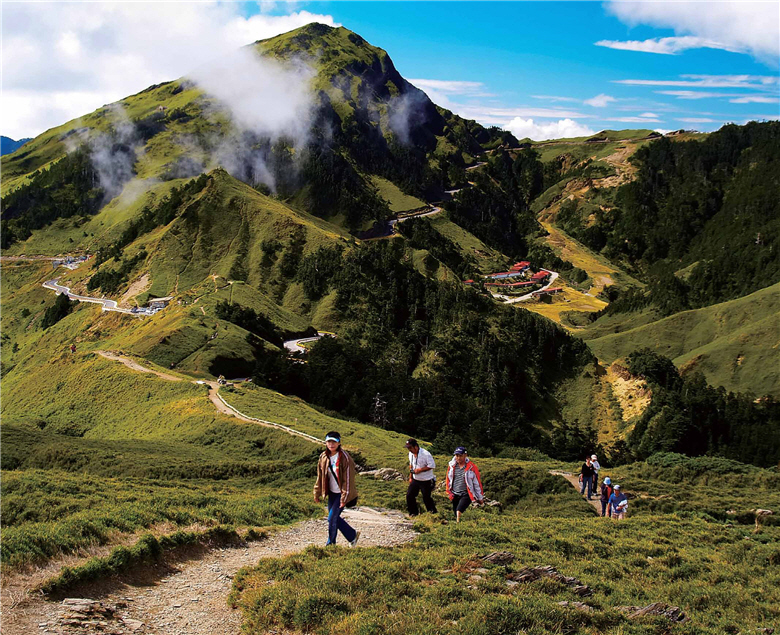 A visit to the historic trails, where the ancestors had once trodden, can be a feast of the natural beauty of Taiwan witnessed by the history. /by Shi-jie Lian