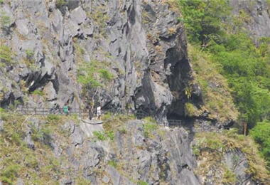 Lyushui Trail is shorter, but the 2-km mini trail has it all: a rich and varied assemblage of forests, ecological resources, tunnels, river valleys and cliffs./ by Mao-yao Lin