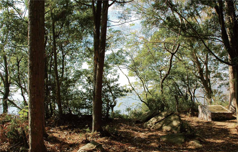 Every inch in the Wantian Battery Relics Trail bears testimony to a mournful history, even though it is not qualified for a historic trail./ by Jia-hong Chen