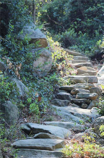 The relics of the Hundred and Twenty Stairs Historic Trail in Caicuo Historic Trail./ Provided by KMNP Headquarters; by Zhang-zhi Chen