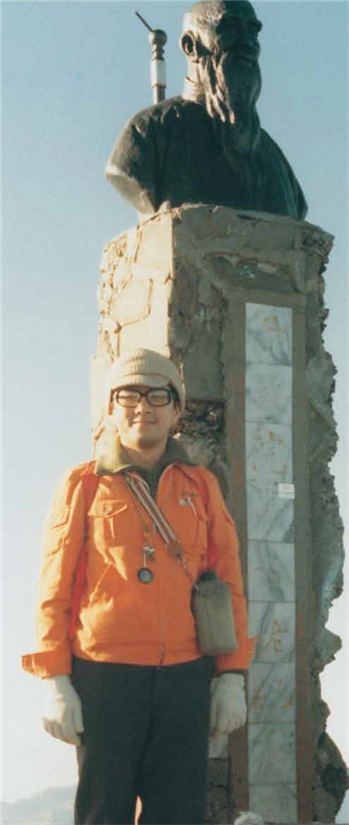 Weng elaborated mostly on his ideas and concerns over the mountains in his words. The photo was taken when he reached Mt.Jade Main Peak in 1981./ Provided by Zhu-xian Weng