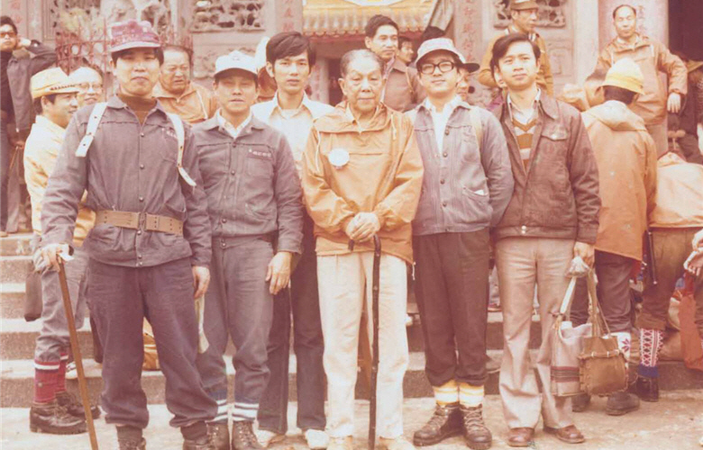 Weng (second from the right) has been striving to promote mountaineering and hiking activities. He once co-organized with the Mountaineering Association a grand hiking event for 10,000 people in 1971, during which hikers took photo with General Sen Yang (midde)./ Provided by Zhu-xian Weng