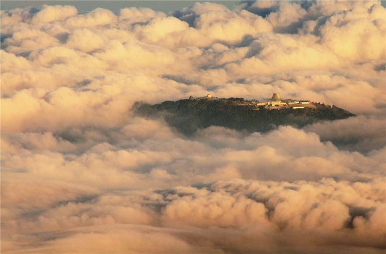 Solitude atop the Clouds
