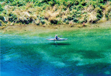 The upstream of Waikato River.Thanks to restrictions on polluted water, canoeing in the river is like doing it in the sky.