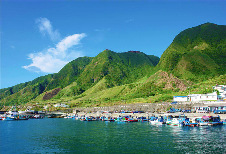 Lanyu, with an area of 45.7 km², is Taiwan's second largest offshore island.／by Zhen-yi Zheng