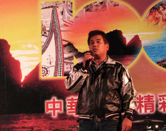 Township Chief Jiang hopes to revive the image of a beautiful Formosa through the building and rowing of the cinedkeran .／(right) Provided by LanyuTownship Office; (left) Provided by MNP Headquarters