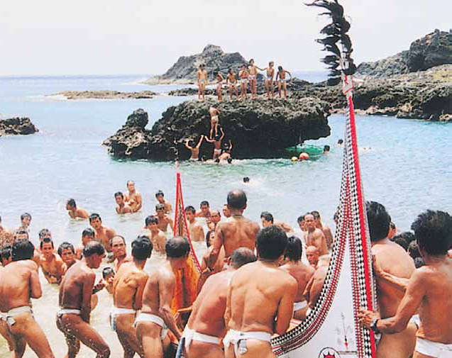Township Chief Jiang hopes to revive the image of a beautiful Formosa through the building and rowing of the cinedkeran .／(right) Provided by LanyuTownship Office; (left) Provided by MNP Headquarters
