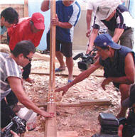 Huang, as the captain of the cinedkeran, painted the dowels pinnedon the keel with fresh pig blood to pray for good luck and safety for thetribe.
