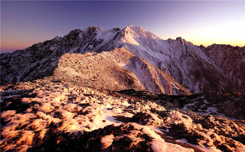 Liao believes that the longer a person gets along with the Nature, the more clearly he or she sees himself or herself. In the picture is the dusk of Wusong at Mt. Jade South Peak.