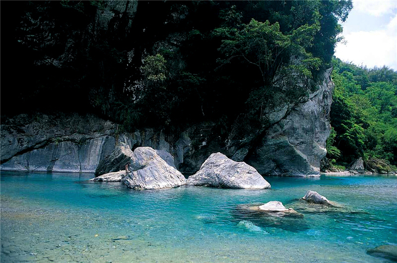 A seemingly tranquil river is not necessarily safe. The danger that lurks underneath is sometimes even more than one could imagine. In the picture is Sanjhan River./ by Mao-yao Lin