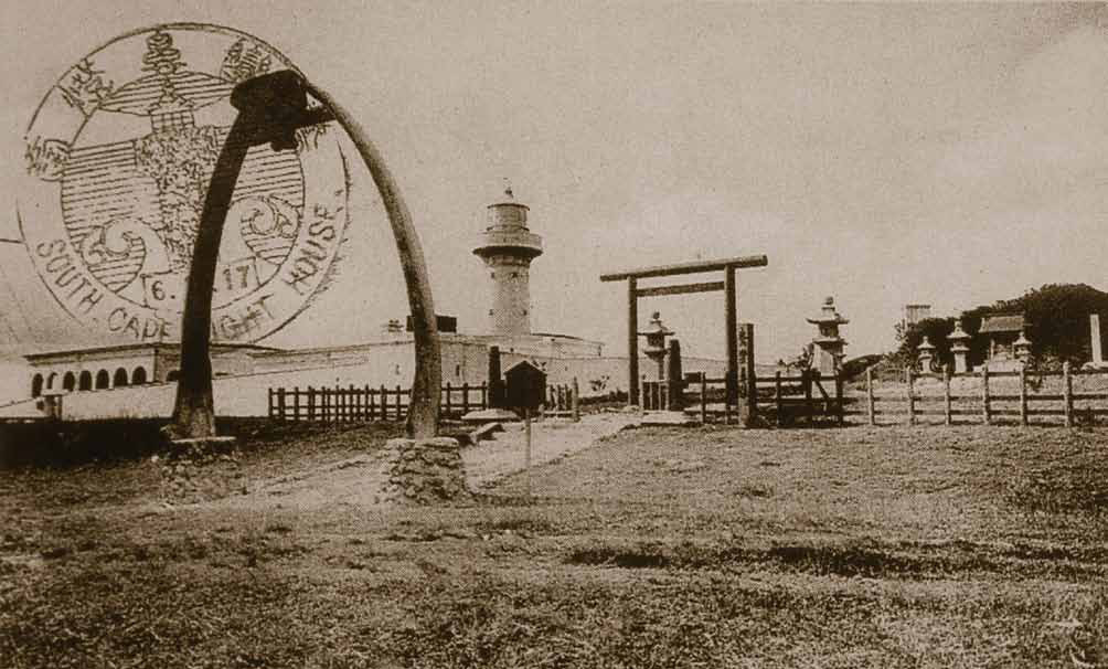 In 1929, the Japanese built a Shinto shrine at the left side of Eluanbi Lighthouse. /Copied from a postcard of the Japanese Occupation Era.
