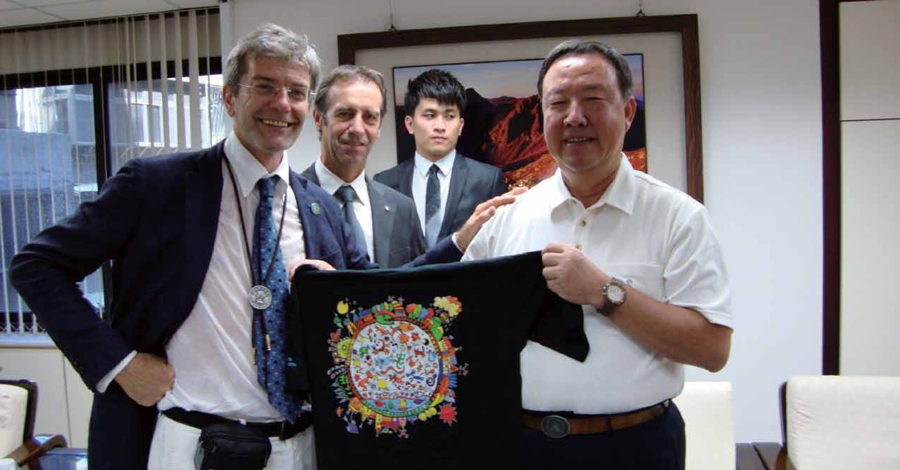 阿達梅洛布倫塔自然公園主席Dr. Antonello Zulberti ( 左) 及處長Dr. Claudio Ferrari ( 中) 拜會葉世文署長( 右) / 林智良攝